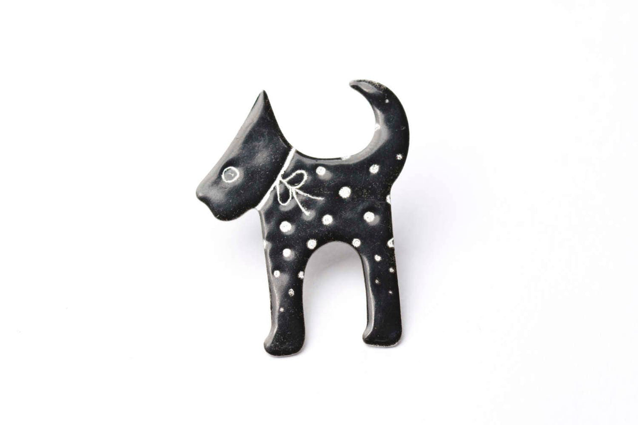 Černý pes s puntíky - brož
