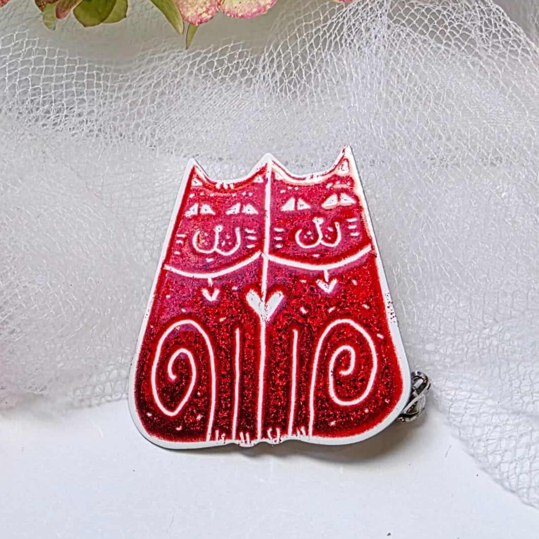 Rote Brosche Zwei Katzen
