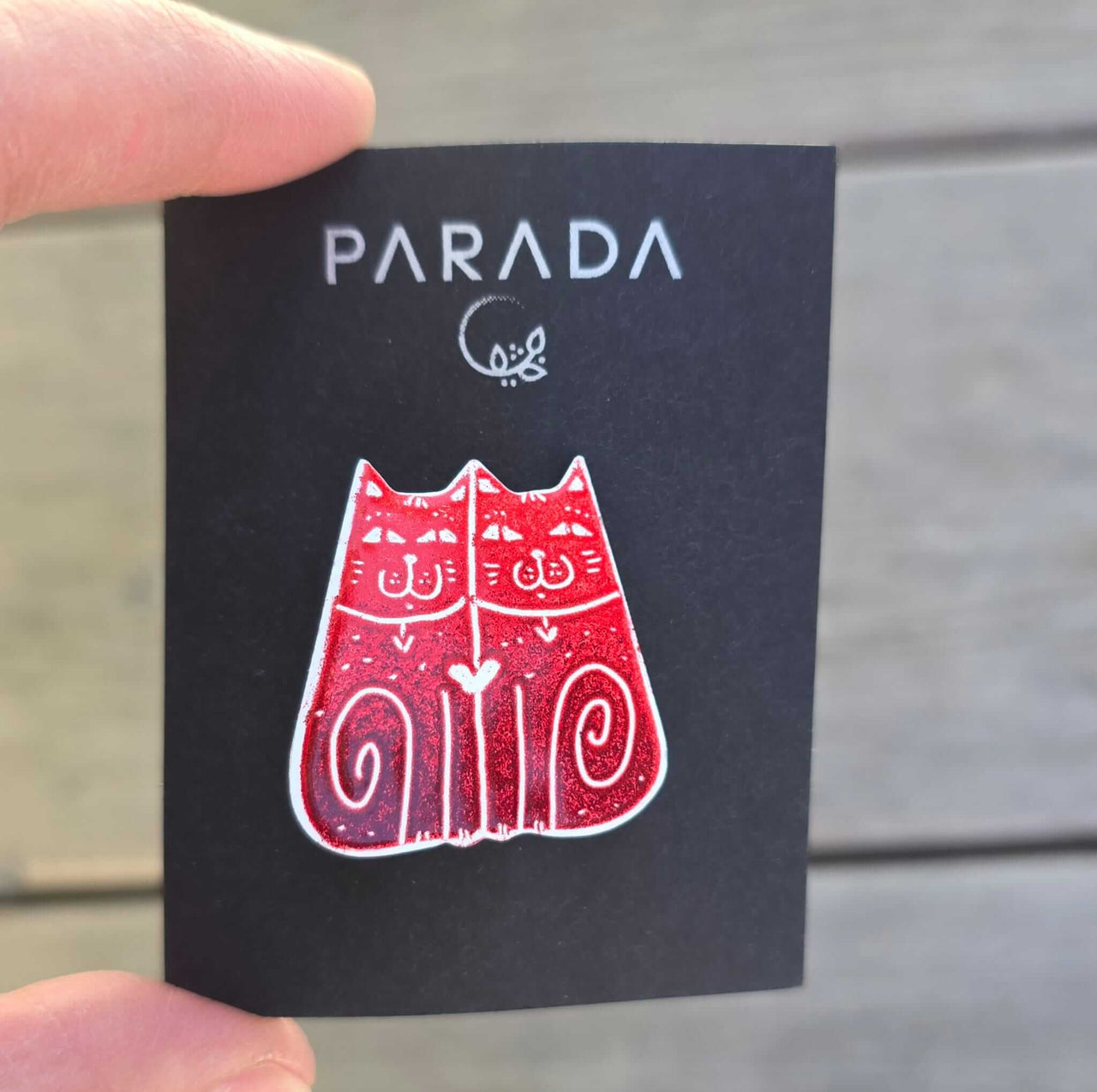 Rote Brosche Zwei Katzen